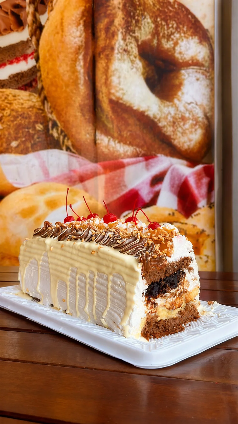 Torta confeitada com chocolate e cerejas
