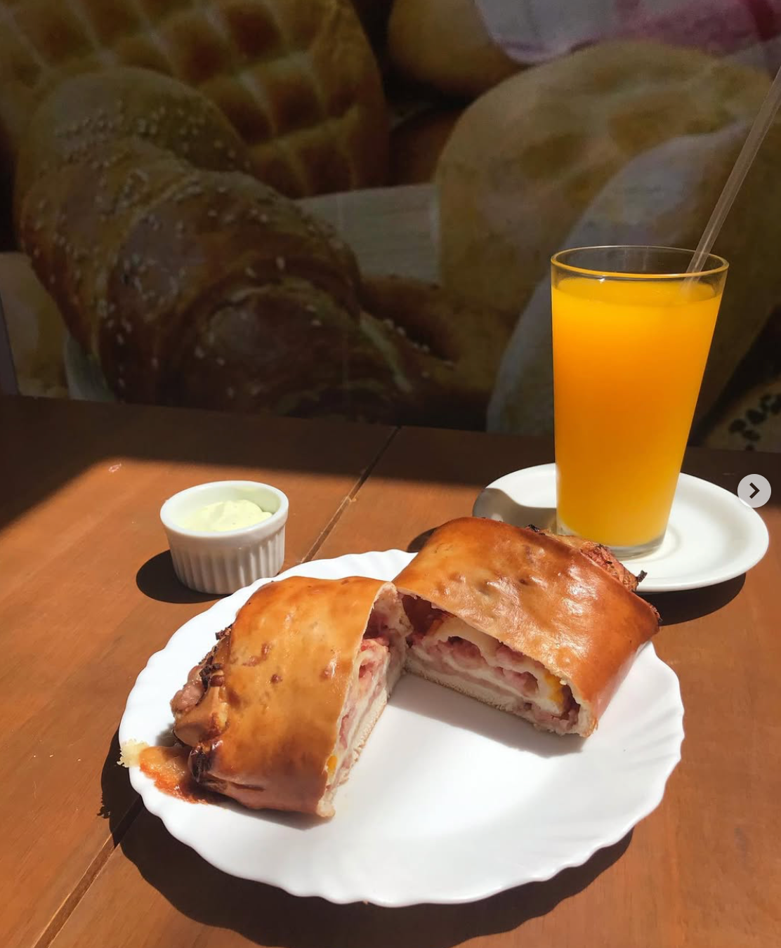 Lanche assado e suco servidos na Tia Lola